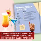 "ZAHLREICHE INSPIRATIONEN UND ALLES WISSENSWERTE RUND UM DIE NEUE NINJA SLUSHI-MASCHINE." Zwei Cocktails und Rezeptseite.