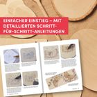 EINFACHER EINSTIEG – MIT DETAILLIERTEN SCHRITT-FÜR-SCHRITT-ANLEITUNGEN. Ein geöffnetes Buch zeigt Anleitungen zur Holzdekoration.