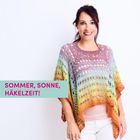 Text: "SOMMER, SONNE, HÄKELZEIT!". Frau in farbigem gehäkeltem Überwurf vor hellem Hintergrund.