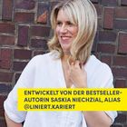 ENTWICKELT VON DER BESTSELLER-AUTORIN SASKIA NIECZIAL, ALIAS @liniert.kariert. Eine Frau mit blonden Haaren vor einer Backsteinwand.