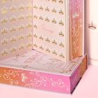 Text "Princess" und "Tinged Fancies". Rosa-goldene Kronen zieren Seiten, mit verspielten Verzierungen.