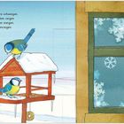 Text über verschneite Stille. Zwei blaue Vögel auf Futterhaus. Fenster mit Schneeflocken-Muster. Winterliche Szene mit Tieren.