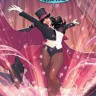 Sprechblase: "SHOWTIME!" Elegante Frau mit Zylinder und Frack, umgeben von rosa-weißen Lichteffekten, fröhlich in Szene gesetzt.