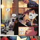 Eine Comic-Seite. Mehrere Panels zeigen Polizisten in einer Stadt. Ein Motorrad liegt umgekippt, und starke, rote Hände greifen eine starbesetzte Uniform.