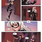 Comic-Illustration: Eine Frau in schwarzem Kostüm flieht in einer Gasse. Zwei Polizisten verfolgen sie. Dialoge beschreiben ihre Flucht.