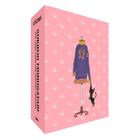 "Gokinjo Monogatari: Von Liebe, Mode und geplatzten Träumen." Illustration eines Kleiderständers mit Outfit und schwarzer Katze.