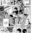 Schwarz-weiße Manga-Szene in einem Zug: Wartende Menschen, zwei Schüler sitzen nebeneinander, Umgebungsgeräusche.