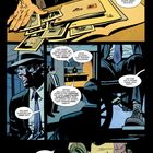 Illustration einer Szene: Ein Mann untersucht Fotos auf einem Tisch. Gespräch über Batman. Ein Mann mit teils entstelltem Gesicht telefoniert.