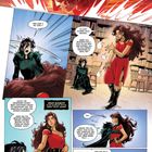 Texte: "AAAHHH!!", "LIFF!", "Was zum–? Wo zum–?", "Du bist sicher, Nico Minoru...". 

Illustration: Zwei Frauen in einem Raum, eine in roter Kleidung, die andere in dunkler Robe. Beide stehen vor Bücherregalen.