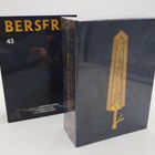 Text vorne: "BERSERK 43". Dunkelblaue Manga-Bände, ein Buch zeigt einen goldenen Schwert-Umriss.