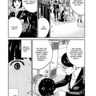 Eine Ärztin hilft einem Kind mit Bauchschmerzen auf einer belebten Straße. Begleitperson erklärt den Zustand. Manga-Stil.
