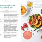 "Bowl mit gerösteten Kürbisspalten" Rezept für zwei Personen. Auf einem Tisch liegt eine farbenfrohe Bowl mit Kürbis, Quinoa und Granatapfel.