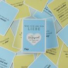 Kartenset mit blau-gelben Karten. In der Mitte steht: "WAS ICH AN DIR LIEBE. Das Fragespiel für Papa und Kind".
