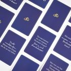 Einige Karten mit Fragen wie "Nenne drei Dinge, die du an mir liebst" und "Vor was hattest du vor unserer Hochzeit Angst?"