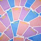 Mehrere bunte Karten mit Überschriften wie "DIE NÄCHTE DURCHMACHEN", "BEIM LESENLERNEN HELFEN" und "AUF VOGELSCHAU."