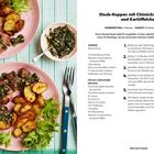 Rezept für "Steak-Happen mit Chimichurri-Dressing und Kartoffelchen". Vorbereitungszeit: 5 Min, Garzeit: 15 Min, Portionen: 2. Links zwei Teller mit Steak, Kartoffeln und grünem Salat auf gestreifter Tischdecke.