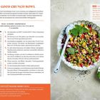 FEEL GOOD CRUNCH BOWL: Rezept mit Zutaten wie Quinoa, Mango, Avocado, Rotkohl. Foto: bunte Salatschale mit Minzblatt.
