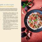 **Spaghetti con salsa di fichi:**

Rezept für Spaghetti mit Feigensauce und Parmesan, figurenreich angerichtet auf einem Teller. Links Feigen und Basilikum.