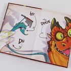 Text: „Iggy und ein Drache, Du“. Illustration von einem grünen, fröhlichen Wesen mit Buch und einem großen, lächelnden Drachen.