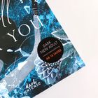 Text: "DARK NEW ADULT unsere Leseempfehlung: AB 16 JAHRE". Künstlerisches Design in dunklen Blau- und Schwarztönen mit floralen Elementen und Gitarre.