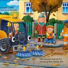 Texte: "Bunte Blätter segeln munter wie im Tanz vom Baum hinunter." "Kehrmaschine fegt sie fort, auf den großen Haufen dort." Einer Illustration zeigt eine Kehrmaschine, fröhliche Menschen und herbstliche Bäume.