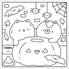 Zwei niedliche Tiere auf einem Kürbis, umgeben von einem Spinnennetz, Fledermäusen, Spinnen und Blättern.