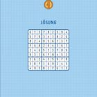 Text "LÖSUNG" über einem vollständigen Sudoku-Gitter, im Hintergrund karierter blauer Hintergrund und eine Medaille.