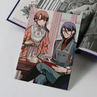 Ein Manga mit zwei Figuren in einem Café. Dialoge über Menü, Wetter, magische Teekannen und einen besonderen Wecker.