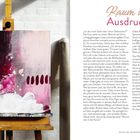 Text: "Raum des Ausdrucks". Bild zeigt ein abstraktes Gemälde mit rosa, roter und schwarzer Farbe auf einer Staffelei.