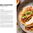 "Paprika-Fajitas mit Mandelcrema" Rezept mit Zutatenliste und Anleitung. Rechts saftige Fajitas mit Paprika, Kräutern und Creme.
