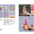 Text: "FLAMME (in Gelb)", "ZUSAMMENSETZEN". Häkel-Anleitung für eine Figur und Kerzen. Bunte Garnrollen und fertige Häkelwerke.