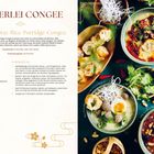 Texte: Dreierlei Congee, Acht-Schätze-Rice-Porridge-Congee, Zutaten, Zubereitung. Außerdem Farbenfrohe Schalen mit Reisgerichten, Gemüse und Garnitur.