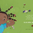 Text: "Ich liege still im weichen Gras..." Illustration: Kind im Gras, lächelnd, mit bunten Zöpfen und Insekten.