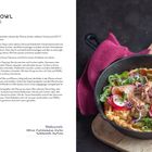 "Dutch-Baby-Bowl mit Graved Lachs". Rezept mit Zutaten und Anleitung. Rechts ein Dutch Baby in einer Pfanne mit frischem Belag.