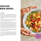 **Cooling Summer-Bowl**

Für 2 Portionen

**Für das Dressing**
- 4 EL Granatapfelmelasse 
- Saft von ½ Zitrone
- 2 ½ TL flüssiger Honig
- 1 ½ TL Kreuzkümmel
- 1 TL gemahlener Zimt
- 2–3 Msp. Chillipulver
- Salz, Pfeffer
- 5 EL Olivenöl

**Außerdem**
- 120 g Couscous
- Salz
- 1 EL Olivenöl + etwas mehr zum Braten
- 2 EL Pinienkerne
- 2 Tomaten
- 1 Mini-Gurke
- 450 g Wassermelone (300-350 g Fruchtfleisch)
- 2 Frühlingszwiebeln
- ½ Bund Basilikum
- 2 Stängel Minze
- 200 g Halloumi

**So geht's**
1. Couscous mit ¼ TL Salz in Topf geben, aufquellen lassen. 
2. Für Dressing Melasse, Zitronensaft, Honig, Gewürze mixen. 
3. Pinienkerne rösten, Tomaten, Gurke, Melone schneiden.
4. Halloumi braten, teilen. 
5. Couscous, Kräuter und Zutaten vermischen.

**Tipp**
Granatapfelmelasse durch Nar Ekşisi ersetzbar.

**Bildbeschreibung**
Eine Person hält eine farbenfrohe Schüssel mit Couscous, Halloumi, Tomaten und Kräutern.