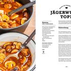 "Jägerwursttopf" oben und Zutatenliste, darunter Zutaten wie Champignons und Bratwürstchen. Links ein Topf Eintopf mit Brot.