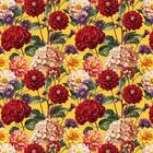 Florales Muster mit roten, gelben und beigen Blumen auf gelbem Hintergrund, grüne Blätter umfassen die Blüten.