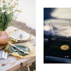 Links: Ein gedeckter Tisch mit Blumen und Geschirr.  
Rechts: Schallplattenspieler mit aufgelegter Platte.