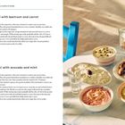 Oben: "Tzatziki with beetroot and carrot", unten: "Tzatziki with avocado and mint." Vier Schalen mit verschiedenen Dips.