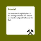 Text: "Antwort a) Der Bochumer Starlight Express ist das am längsten an ein und demselben Standort aufgeführte Musical der Welt." Unten links, ein Kreuzsymbol mit zwei Werkzeugen. Hintergrund olivgrün, Textbereich weiß.