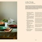 "Çerkez Tavuğu" - Rezepttext für Tscherkessisches Huhn mit Walnusssauce; Zutatenliste, Zubereitungsschritte. 
Links gedeckter Tisch mit Speisen.