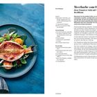 Meerbarbe vom Ofengrill mit Tomaten-Salat. Rezepttext auf der rechten Seite. Links ein Tellergericht mit Fisch.