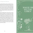 Linke Seite: Text über Wissenschaft und Magie. 
Rechte Seite: Grünes Cover mit der Aufschrift "MAGIE IM ALLTAG LEBEN" und einer Illustration einer Frau mit Blumen.