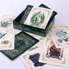 Karten mit Texten wie "MOND", "KARNEOL", "SCHMETTERLING", umgeben von naturinspirierten Illustrationen und hübschem Design.