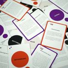 Texte auf Karten: "Aufmerksamkeit", "Aktivierung", "Rhythmus", "Ruhe". Bunte Kreise verzieren die Karten.