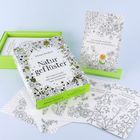 Texte: „Ich nehme den Tag mit Freude an“, „sie BLÜHT einfach“, „Ich umgebe mich mit STÄRKE und SCHÖNHEIT“. Illustrationen mit Blumen und Tieren. Farbige Stifte liegen daneben.