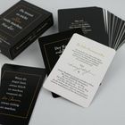 Spielkarten mit Zitaten, schwarzes und weißes Kartendesign, Box mit der Aufschrift "Du musst es nicht allen recht machen. Nur dir."