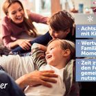 Texte: Achtsamkeit mit Kindern. Wertvolle Familien-Momente. Zeit zwischen den Feiertagen gemeinsam nutzen. Eine fröhliche Familie.