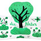 "die Natur" in grüner Schrift. Illustration von Pflanzen mit großem Baum und Schmetterling in hellen Grüntönen.