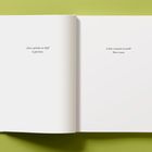 Links steht ein Gedicht mit dem Titel "Der Kirchhof". Rechts eine Illustration mit einfachen, lachenden Gesichtern in Rot- und Lilatönen.